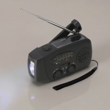 Radio de emergencia con linterna y cargador de móvil. La Tienda de España